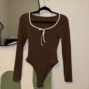 SHEIN Brown Long Sleeve Scoop Neck Bodysuit with White Trim
